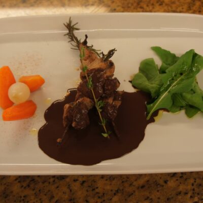 Frango assado com molho asiático de chocolate com alecrim