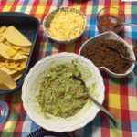 Guacamole e um jantar mexicano