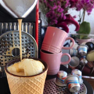 Café na casquinha com sorvete: affogato