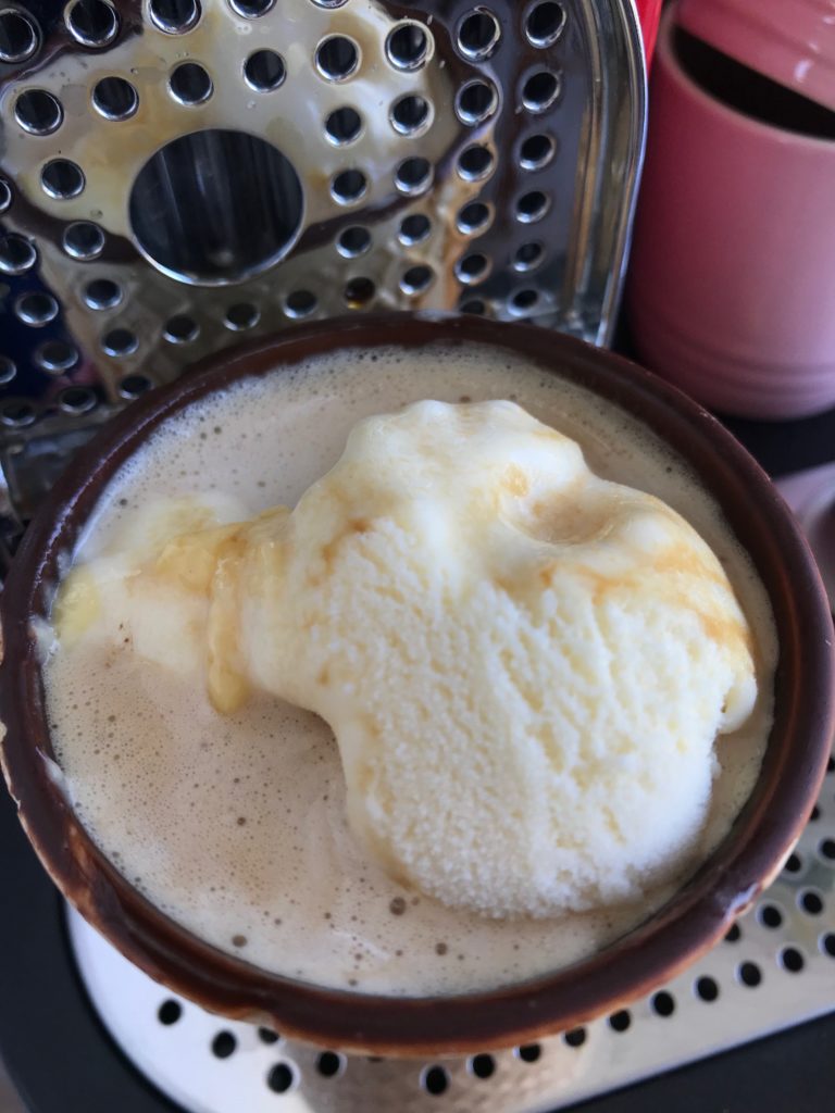 sorvete com café no copo