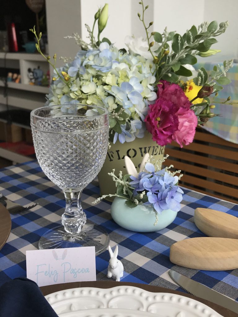 Uma mesa em casa para a Páscoa - detalhes e flores