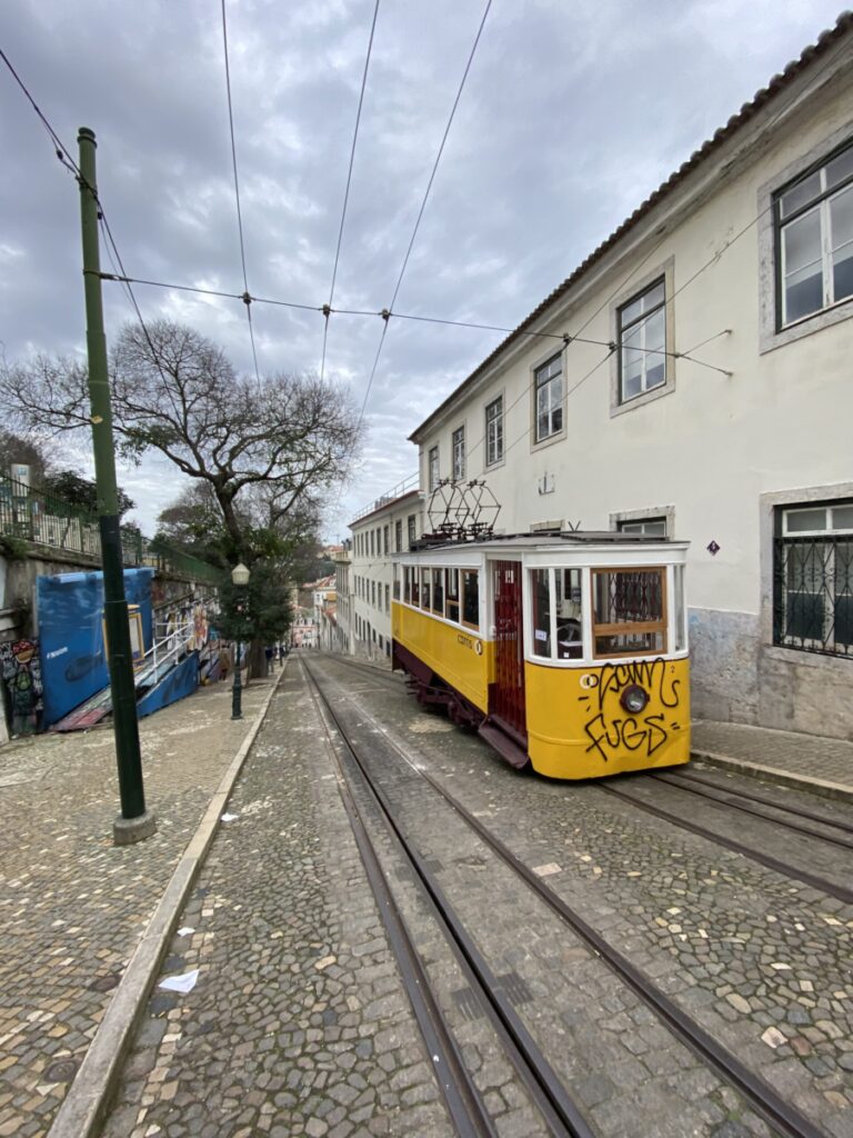 Lisboa a bordo do Elétrico 28