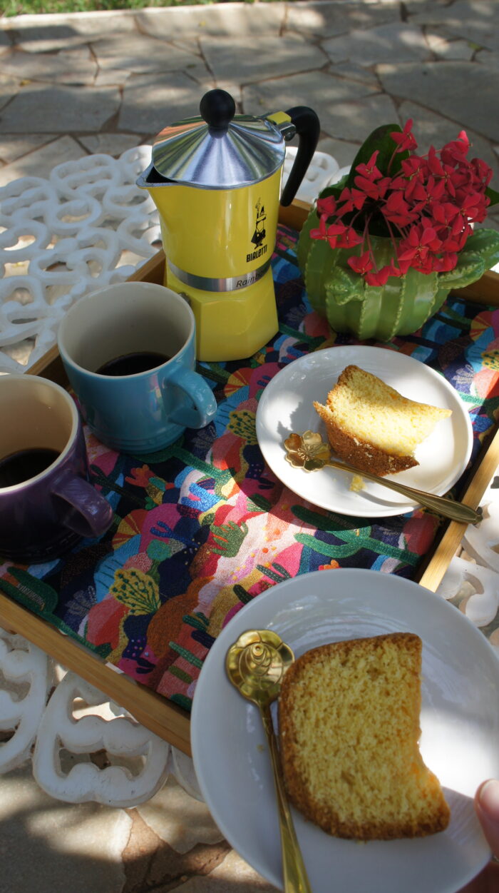 Um café servido na bandeja