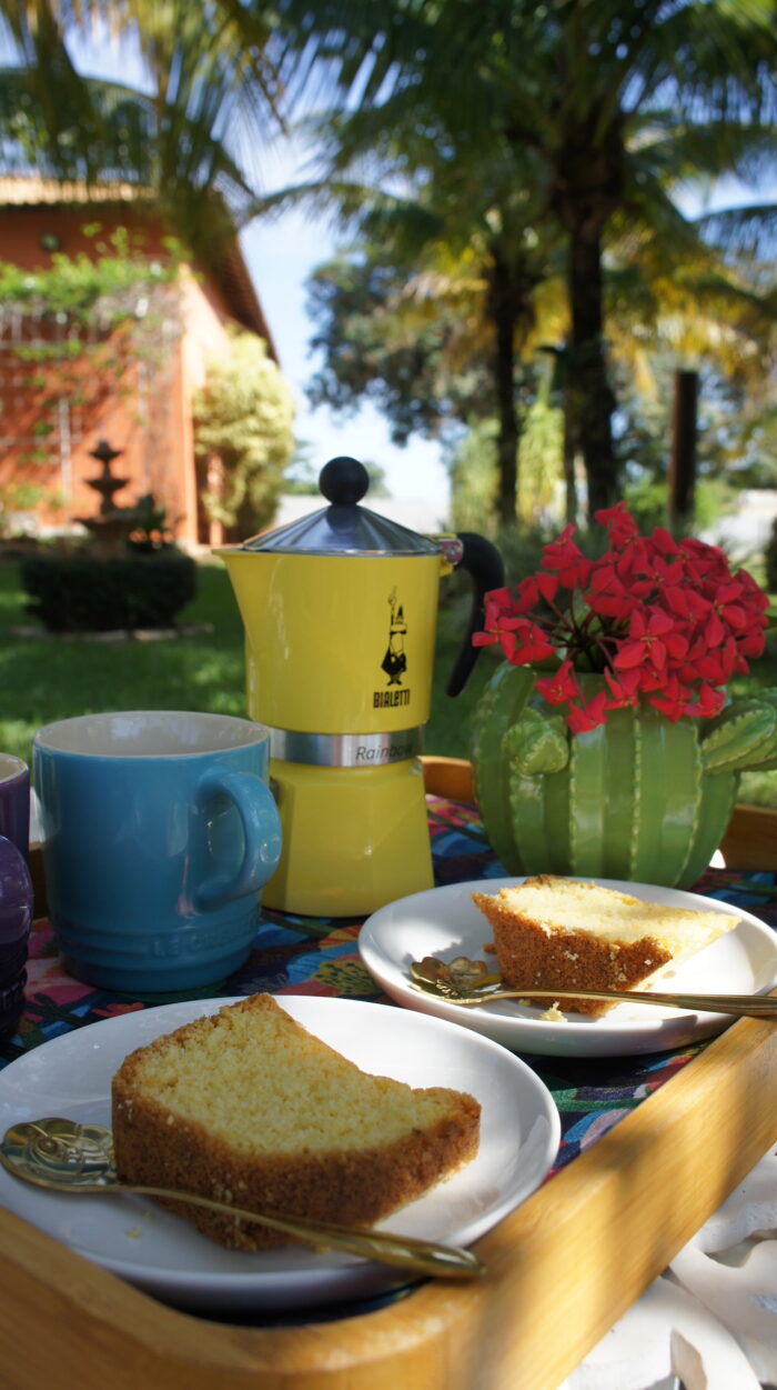 Um café servido na bandeja