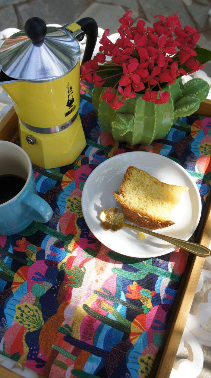 Um café servido na bandeja