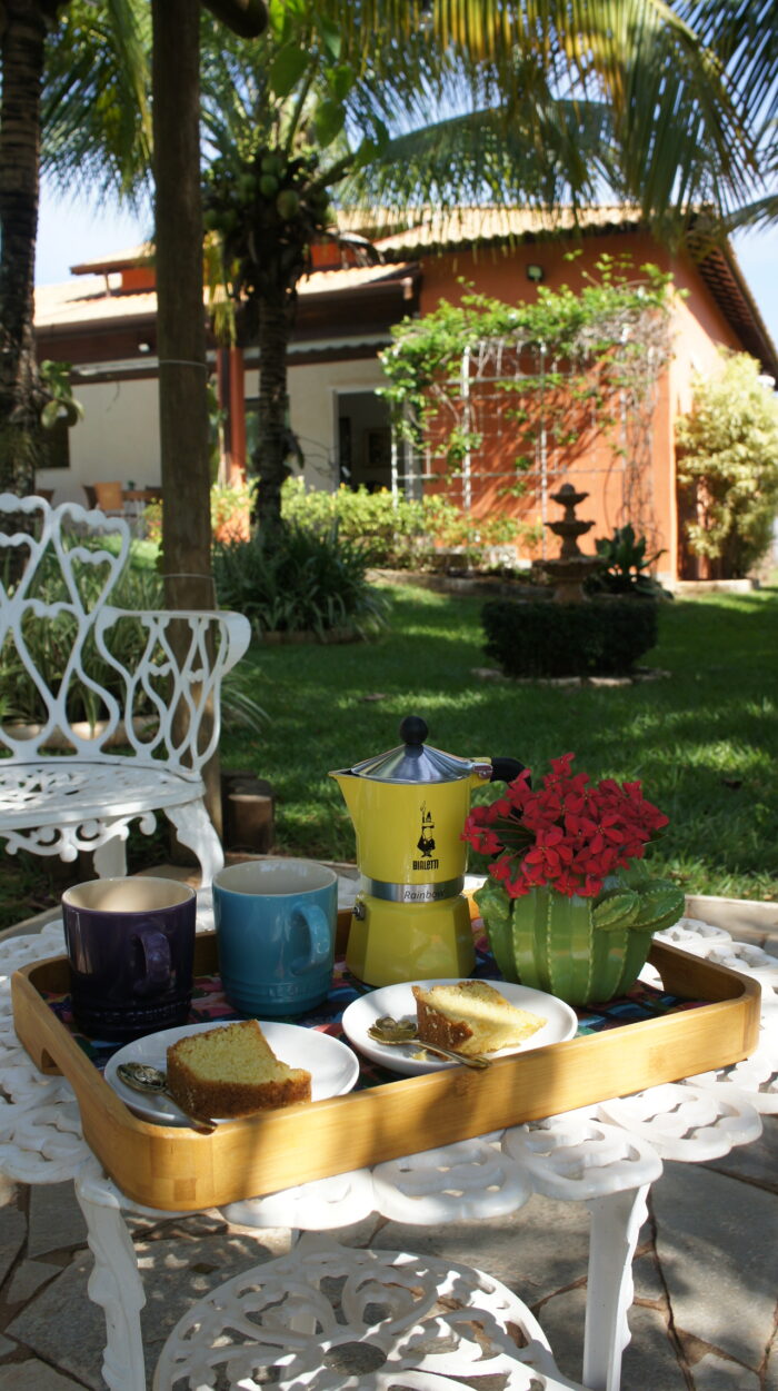 Um café servido na bandeja