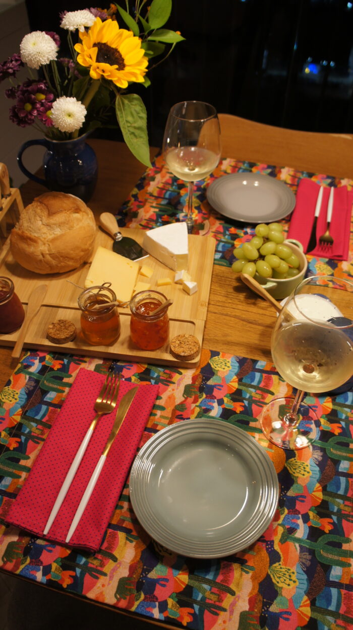 Queijos e vinho em casa