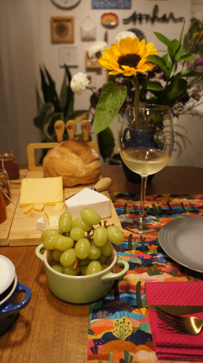 Queijos e vinho em casa