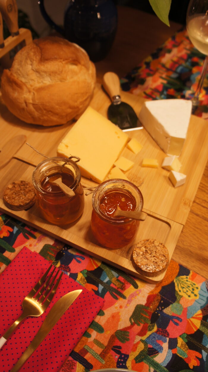 Queijos e vinho em casa