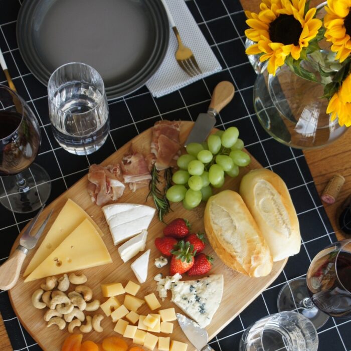 Mesa posta com queijos e vinho