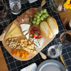 Mesa posta com queijos e vinho