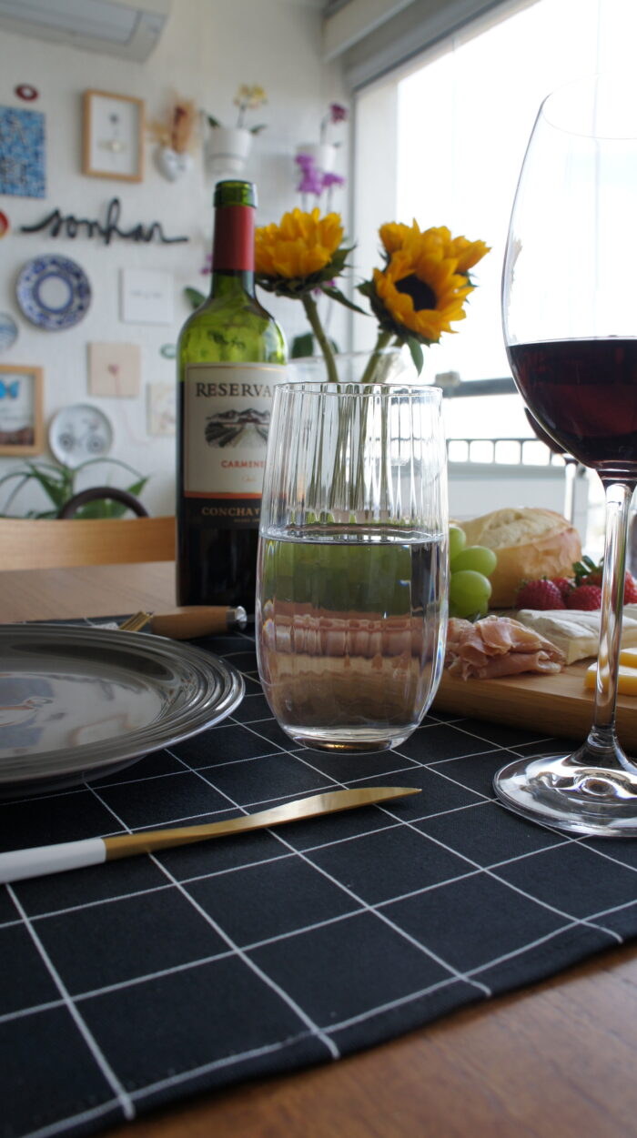 Mesa posta com queijos e vinho