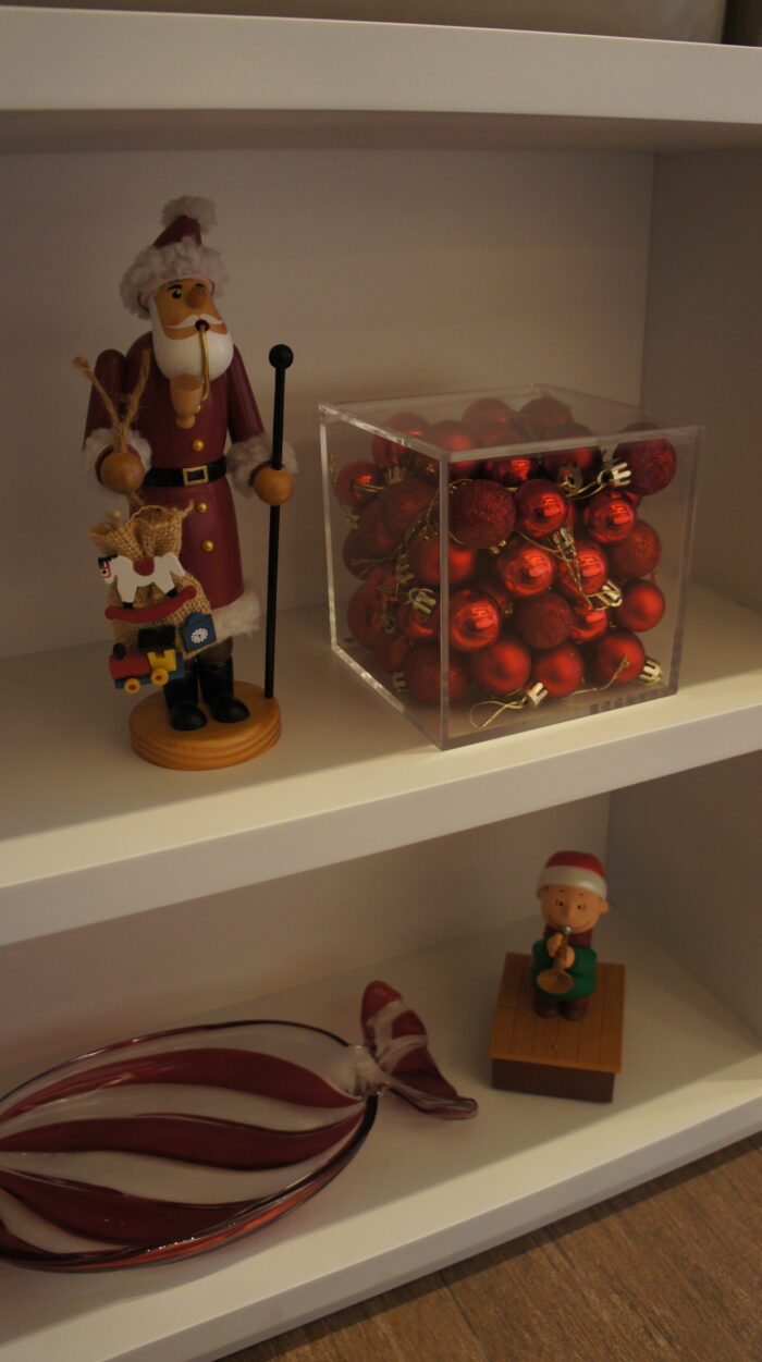 Caixa com enfeites de Natal