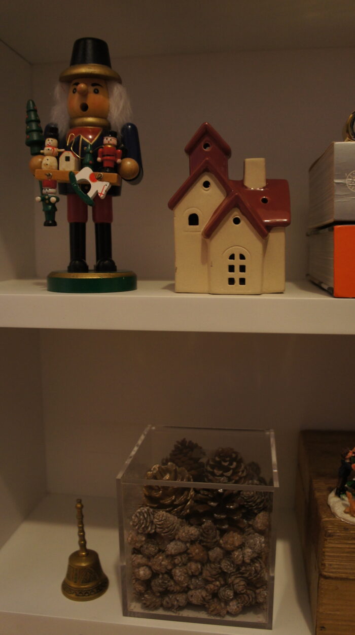 Caixa com enfeites de Natal